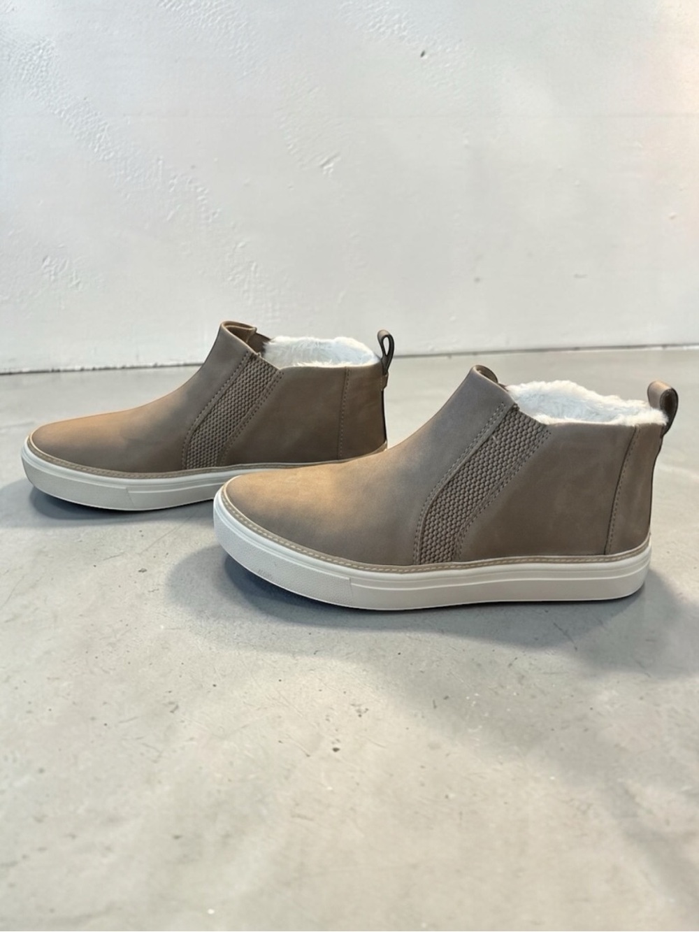 TOMS Bryce Sneaker Boots Taupe Grey Leather Faux Fur 9W Wide Cozy